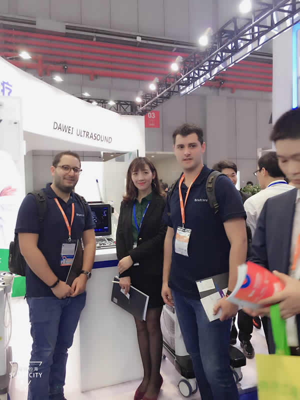 大為醫療為外國客戶講解大為醫療便攜B超機